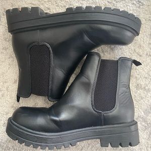 Soda Lug Sole Ankle Boot Size 7